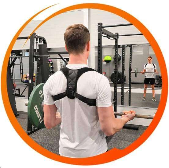 man som lyfter tyngder med backzter hållningsväst